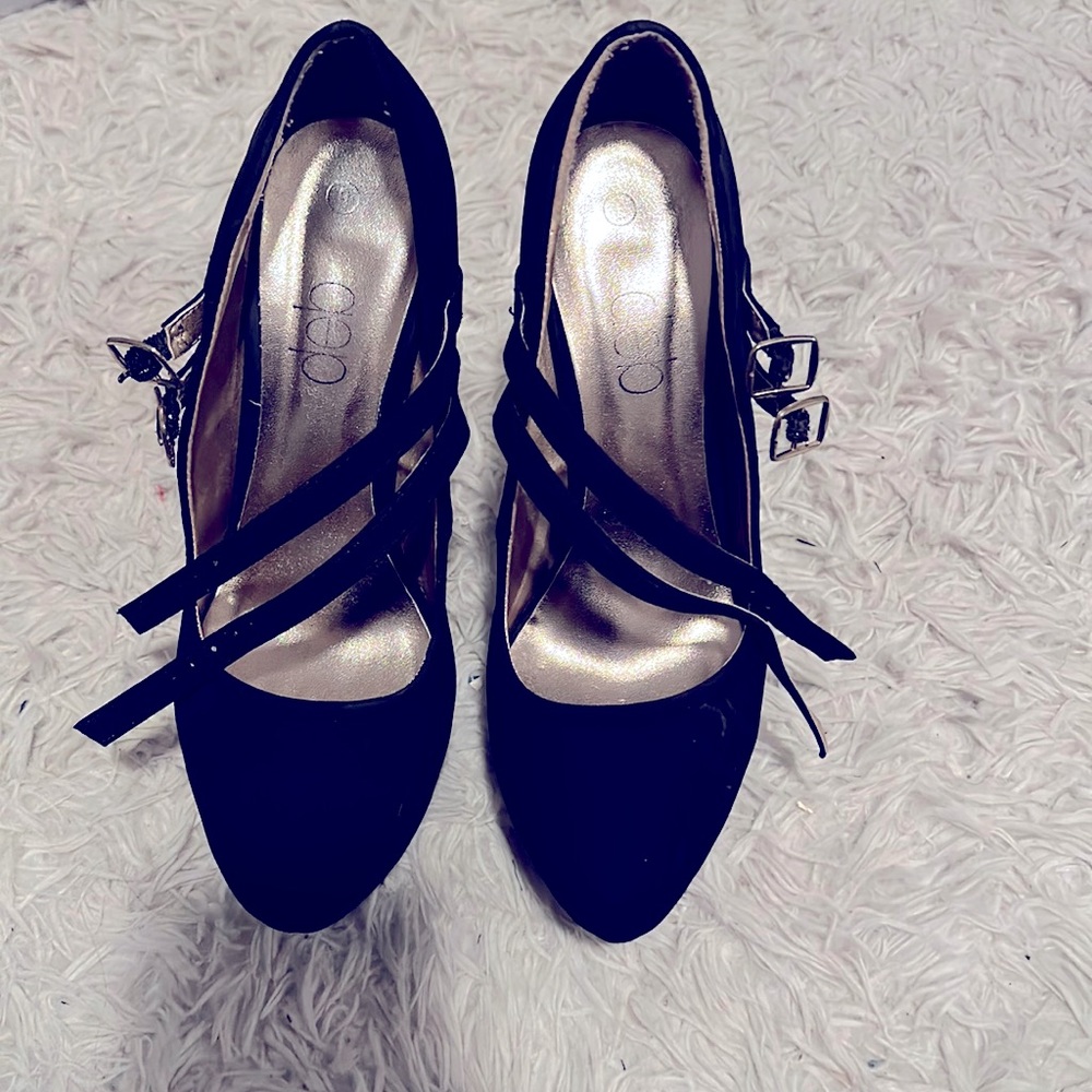 Barely worn closed toe black suede pumps size 9